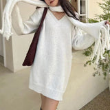 Fongt Send Scarf 2024 Autumn / Winter New Design Sense Loose V-Neck Solid Color Pullover Sweater Top-Outfit