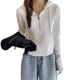 Fongt New Fall 2024 Short Zipper Top Shows A Thin Long-Sleeved