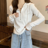 Fongt New Fall 2024 Short Zipper Top Shows A Thin Long-Sleeved