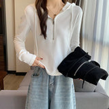 Fongt New Fall 2024 Short Zipper Top Shows A Thin Long-Sleeved