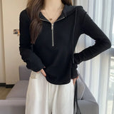 Fongt New Fall 2024 Short Zipper Top Shows A Thin Long-Sleeved